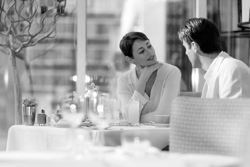 Bør hun ta regningen når hun dater?